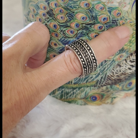 Boutique Jewelry - Silvertone stretchy Goth Textured Ring sz. 7- 8